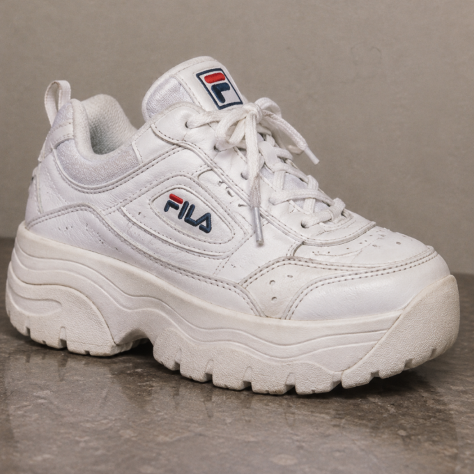 Moda Feminina dos Anos 90: Peças e Acessórios para Criar Looks Atuais